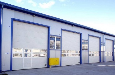 Промышленные секционные ворота с вертикальным подъемом