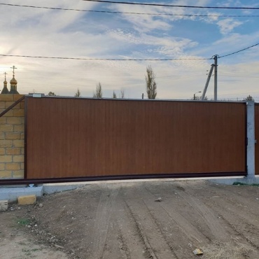 Ворота откатные на рельсе отделка под дерево 3000x2300