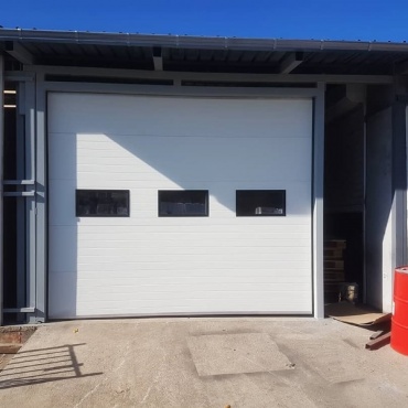 Секционные ворота вертикальные с окном 2125x2750