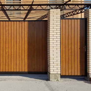 Консольные ворота откатные сэндвич-панель под дерево 2750x2250