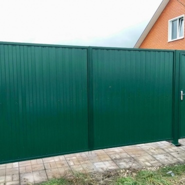 Ворота откатные с профнастилом зеленые 2000x1500