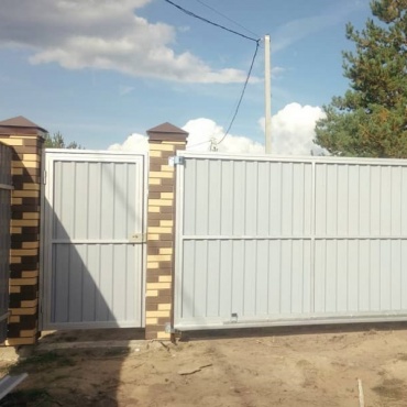 Откатные ворота металлические с боковой калиткой 2600x2100