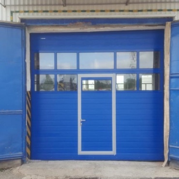 Панорамные ворота секционные синего цвета 2700x3000