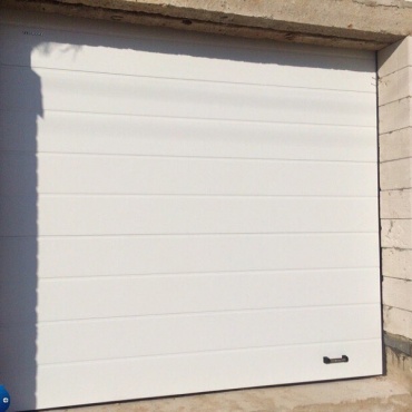 Ворота ручные секционные в частный дом 2400x2400